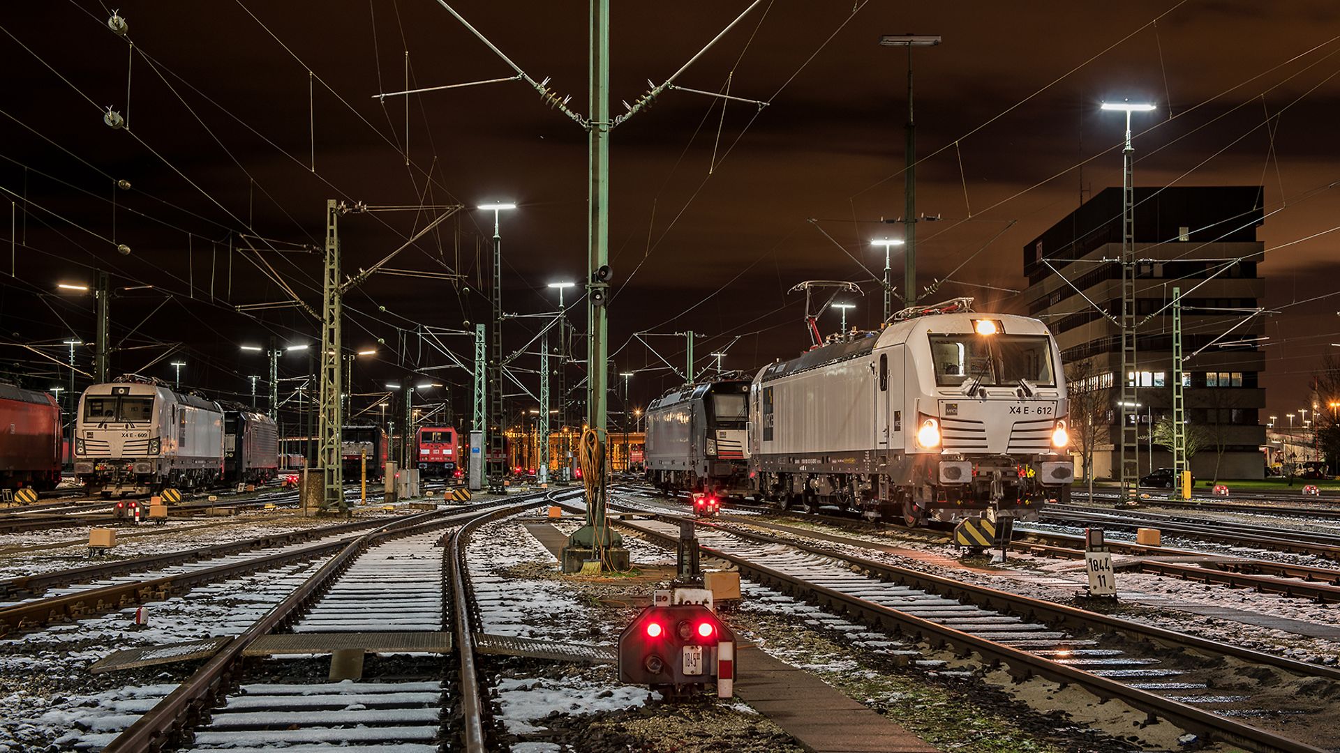 Vectron von MRCE vor dem Werkstatteingang