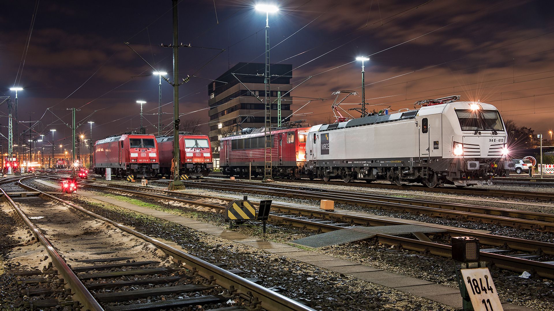 Lokomotiven warten auf Werkseingang