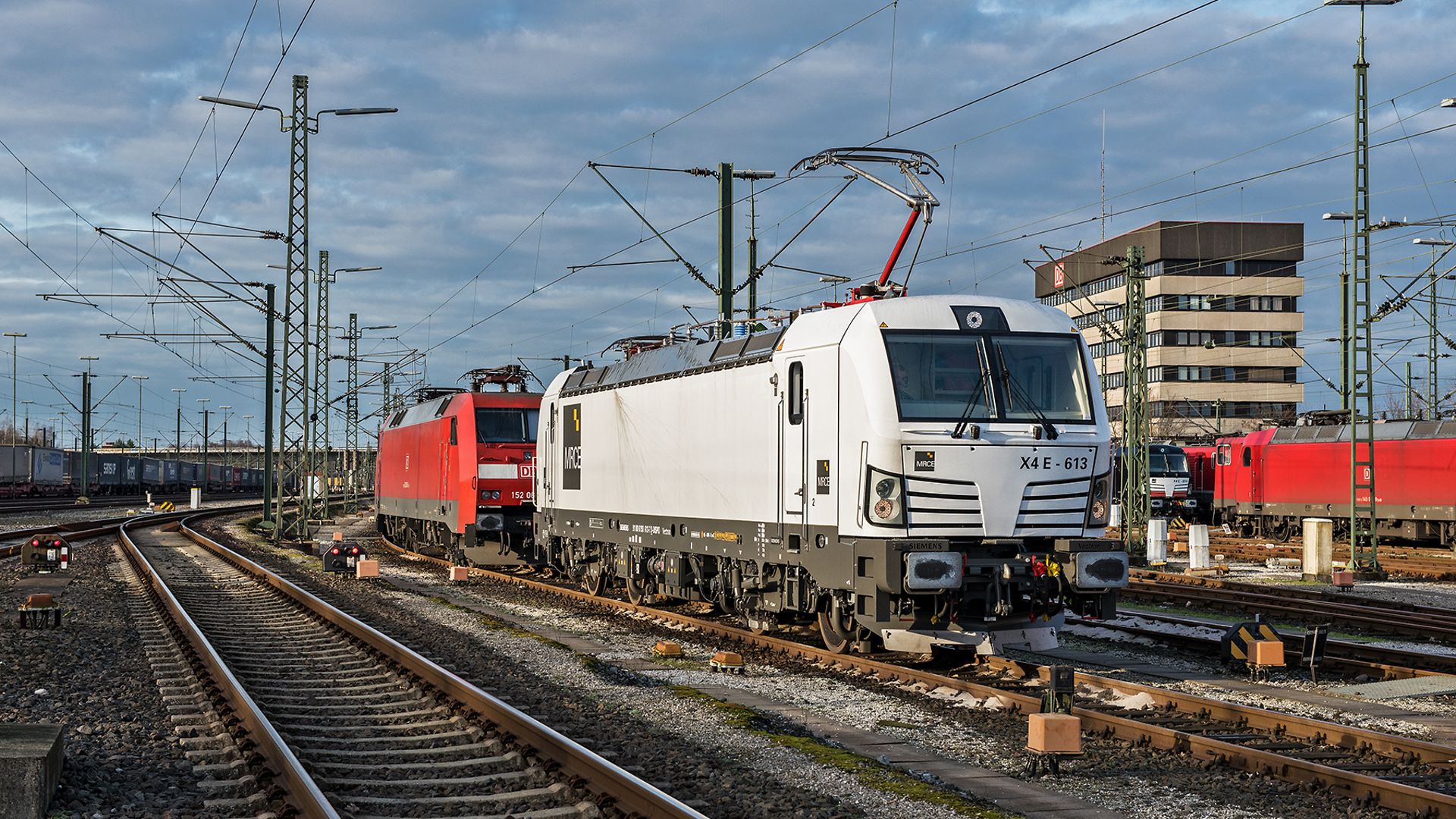 Lokomotiven vor dem Werkseingang